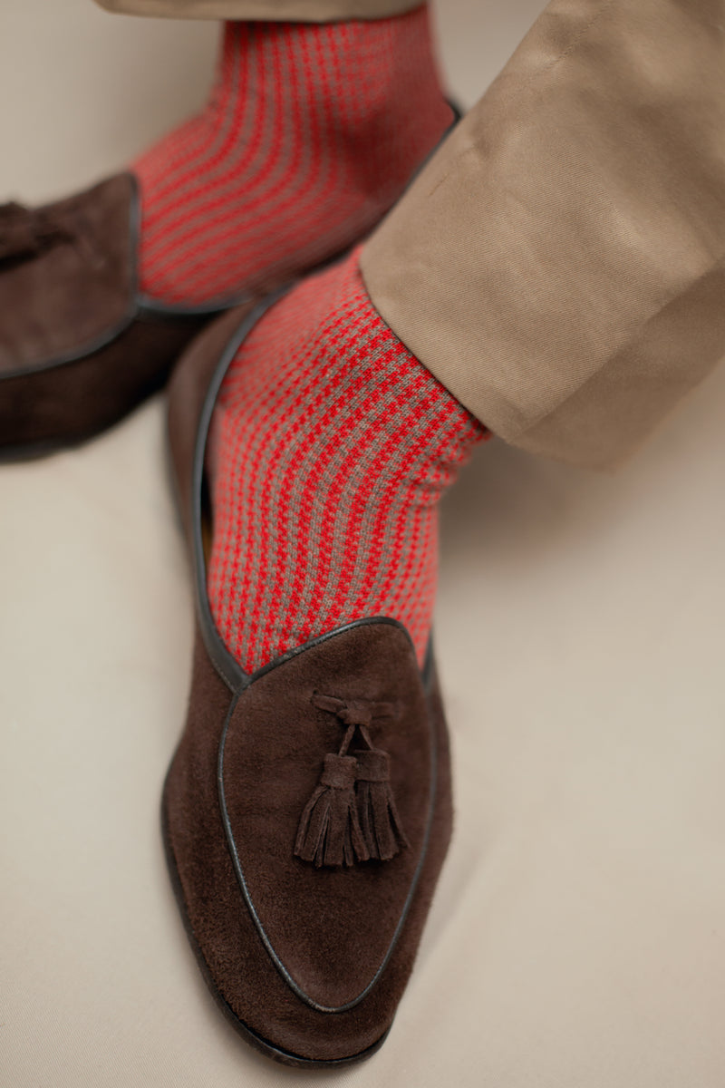 Chaussettes motif pied-de-poule taupe et rouge en fil d'écosse renforcé en polyamide de la gamme super-solide de Mazarin. Chaussettes pour homme mi-bas (hautes) résistantes à l'usure, à porter en toute saison. Pointures : du 39 au 47.