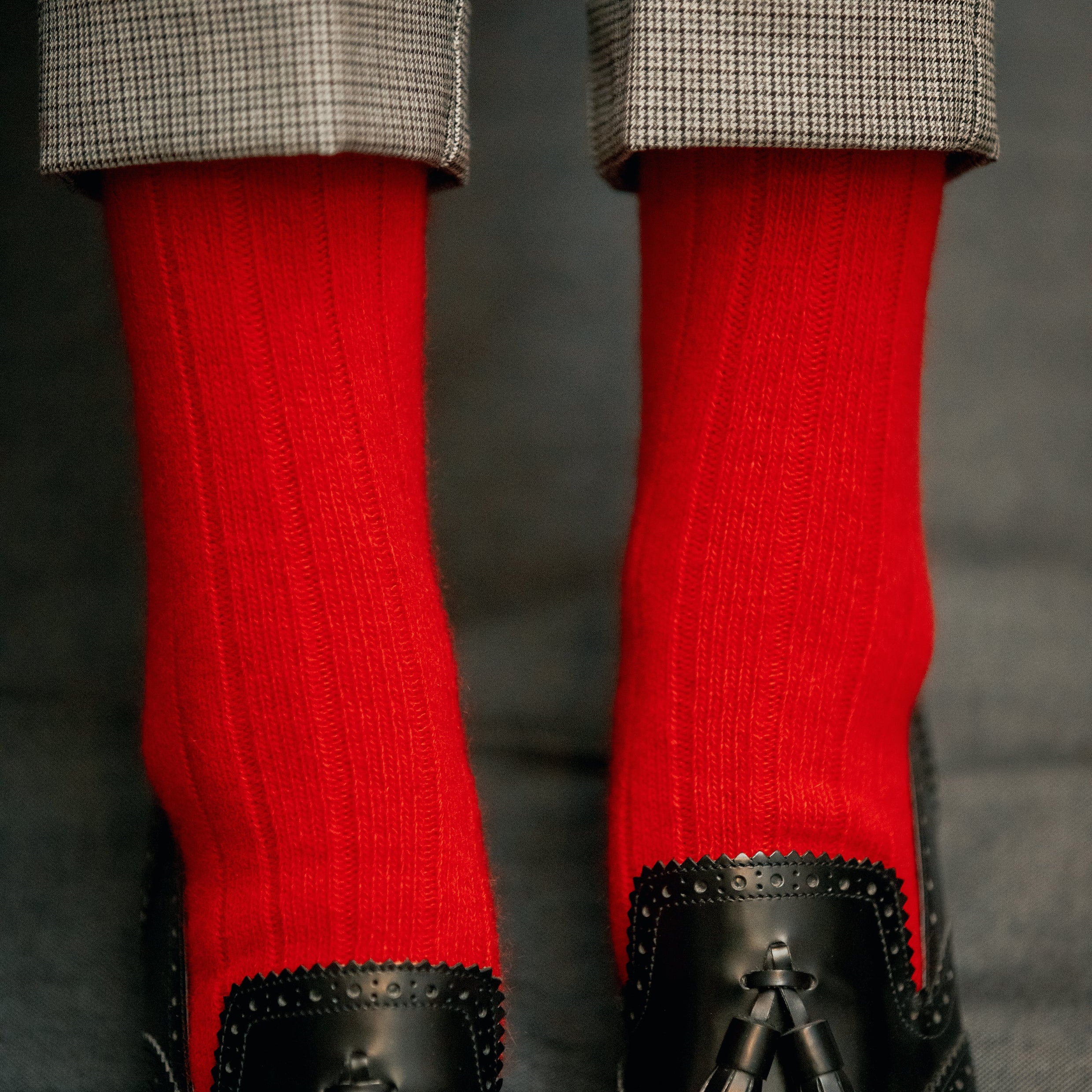 Chaussettes couleur rouge vif , en 85% cachemire, 13% polyamide, 2% élasthanne. Modèle pour femme de chaussettes hautes (mi-bas), de la marque Mazarin. Chaudes, agréables, épaisses. Pointures : du 36 au 45