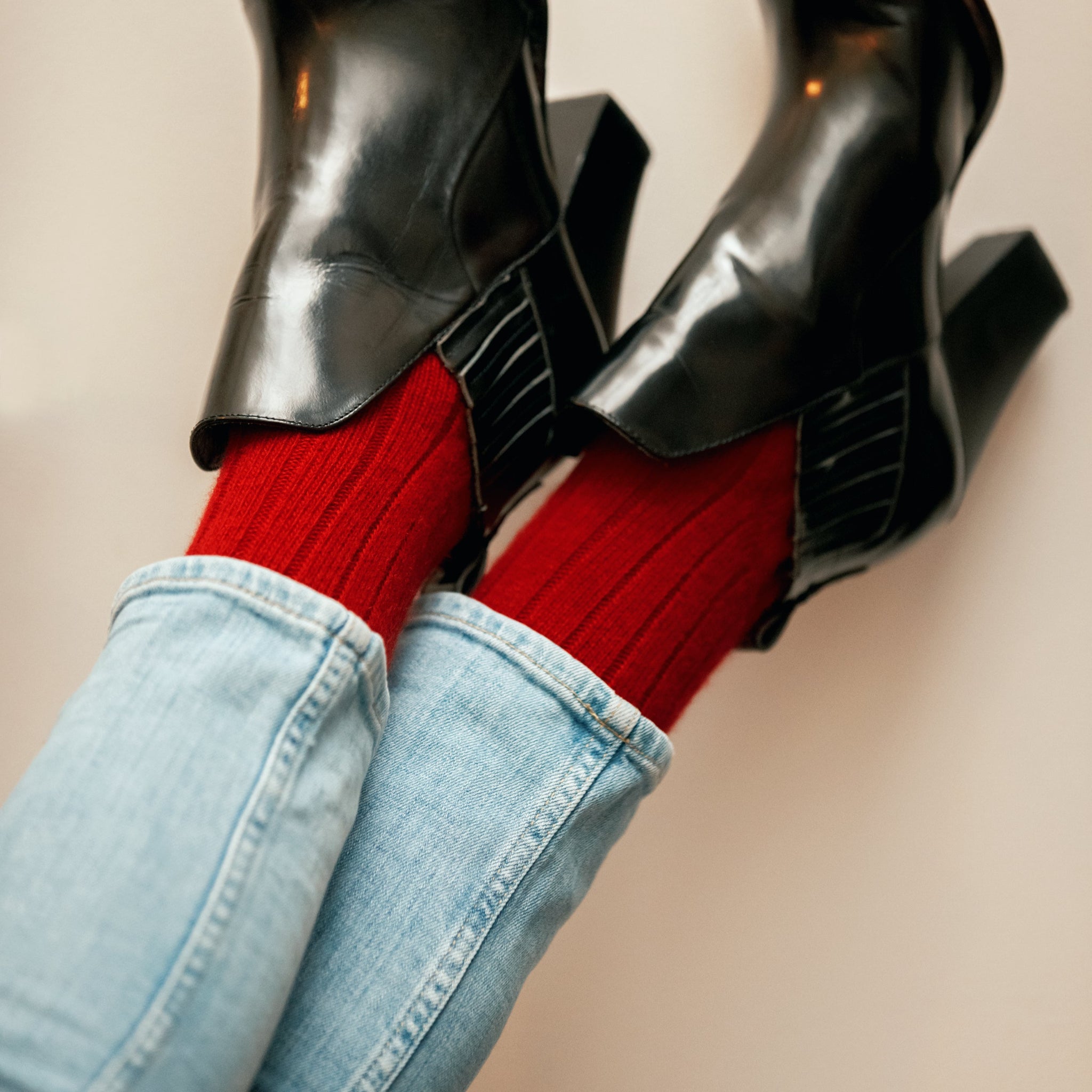 Chaussettes de couleur rouille, en 85% cachemire, 13% polyamide, 2% élasthanne. Modèle pour femme de chaussettes courtes (mi-mollet), de la marque Mazarin. Chaussettes épaisses, chaudes et très confortables. Pointures : du 36 au 45